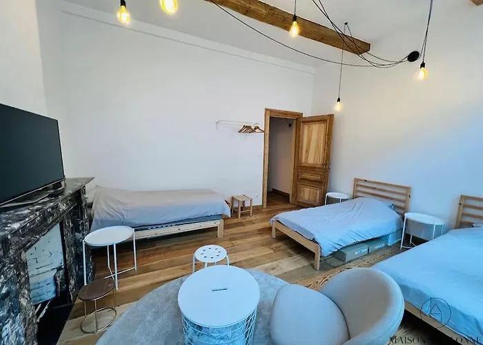 בית נופש Grande Maison Au Coeur Du Carre - Quartier Festif!